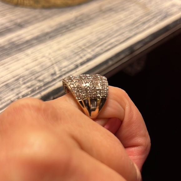3.5 CTW  natural diamond cluster ring set in 10k gold. Size 7. - Picture 6 of 11